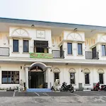 RedDoorz Plus @ Jalan Pumorow Manado