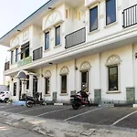 RedDoorz Plus @ Jalan Pumorow Manado